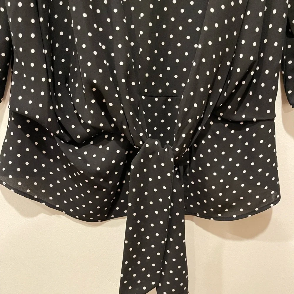 Vince Camuto Black and White Tie Front‎ Blouse, size XS - Picture 2 of 4